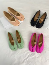 2024 Designers Women Ballet Toe Parting Shoes Flat Heel Sandaler Pinch Toe Slippers Leather Woven Sandals Slides Ladies Storlek 35-41
