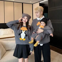 Vinterfamiljens tecknad tröja Fader Mor och dotter Son Matchande Knit Jumper Baby Sticked Bodysuit Korean Couples kläder 240507