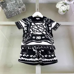 العلامة التجارية للأطفال مسارات الفتيات Summer Suit Suity Superner Signer Size 90-150 سم نمط متماثل كامل طباعة تي شيرت قصير الأكمام وسروال شورت 24 متر