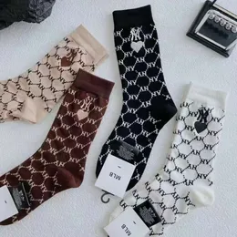 Meias masculinas Nova marca de moda MLB NY bordou o corpo inteiro sazonal meias de algodão meias de algodão Instagram meias esportivas populares drzt