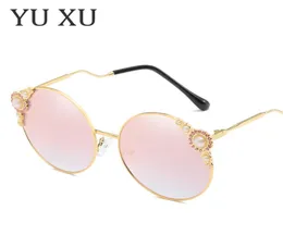 Ю Сюй Новая мода Круглый солнцезащитные очки Дизайнерские солнцезащитные очки для женщин Жемчужные кружевные рамы изогнутые очки.