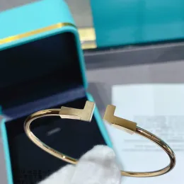 Klassisk designer armband lyxbokstäver Vita skalarmband Högt polerat Fashion Diamond Incrusted Högkvalitativa par Armband Ladies Party Gift