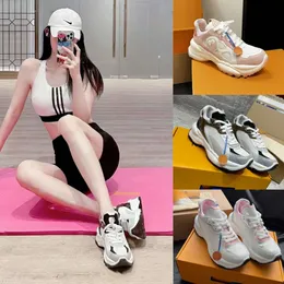 2024 Kaliteli Kadınlar Lüks Spor Designer Run55 Serisi Modaya uygun Nefes Alabilir Koşu Ayakkabıları Süet Kumaş Kalınlaştırılmış Kauçuk Çıkar Sevenler Sıradan Ayakkabı Boyutu 35-45
