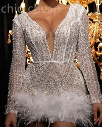 2024 Weiße Scheide Abschlusskleid Kleid Perlen Feather PEPADE KURZ MINI HOMECOMING Party formelle Cocktail -Prom Brautjungfernkleider Kleider ZJ012