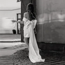 2021 Einfache kurze Hülle Brautkleider mit großem Bogen Rücken sexy Off Schulter weiße Elfenbein Satin Brautkleider Outdoor GROMENTE BRACHE BRIDE 246E