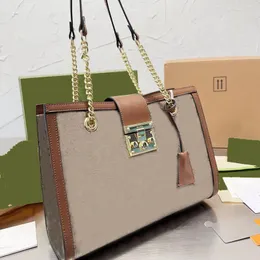 상자 New Evening Big Bags 여성의 캐주얼 디자이너 토트 결혼 날짜 가죽 핸드백 편지 금속 삼각형 어깨 가방 거리 쇼핑 메신저 백팩