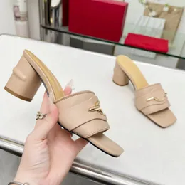 Tasarımcı deri kadın yüksek topuklu terlik yaz yüksek kaliteli moda tıknaz sandalet seksi parti ayakkabıları tasarımcı inek topuklu rahat otel yumuşak çekme kutusu