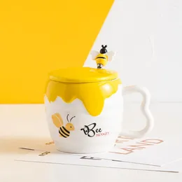 Muggar 400 ml Cartoon Cute Bee Mug Christmas Cups of Coffee Tea Cup Original och roligt att ge bort personliga presentresor