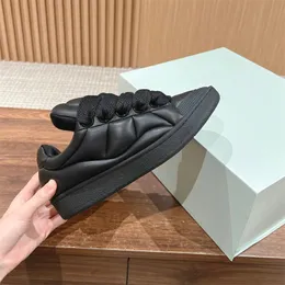 디자이너 낙서 스플래시 잉크 시리즈 스케이트 보드 슈즈는 매우 편안하고 착용하기 쉬운 통통한 빵 신발은 인터넷 전체에서 정말 인기가 있습니다.