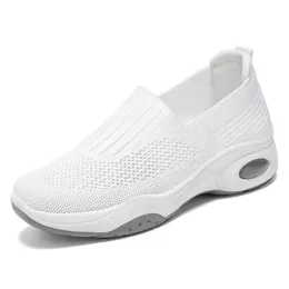 Mesh men's casual sports shoes with soft soles and lightweight flying weaving for running