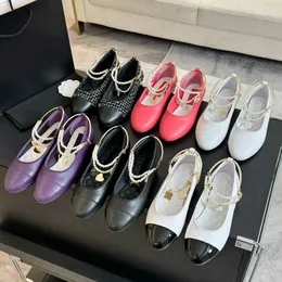 İnciler balerin düz bale ayakkabıları kadınlar Slingbacks Sandale Tasarımcı Sandalet Mary Jane Yuvarlak Kafa Kafa Ayakkabı Lüks Sandal Metal Yaz Beyaz Elbise Baotou Ayakkabı