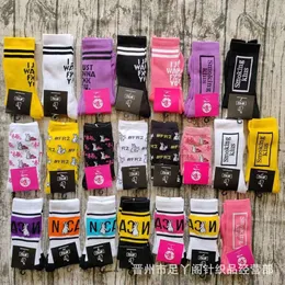 남성용 양말 Fr2 Fr2 Little Dirty Rabbit Watcher 남성과 여성 커플 수건 하단 스포츠 미드 캡 스트리트 패션 Instagram Trendy Socks D0DC