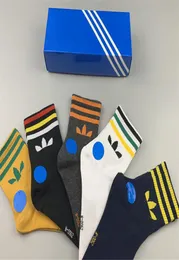 Весна Новое прибытие Men Socks Fashion 5 пары классические дизайнерские носки высококачественная буква вышивка.