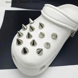 Slippare Hot Selling DIY Punk Metal Decorative Chlorine Sandals 2024 Retro New Fashion Shoe Accessories Hip-Hop Charm Q240511