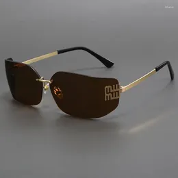 Occhiali da sole 2024 lettere donne senza cervello da donna fresca sfumature per esterni designer di marchi alla moda di occhiali Uv400 Glafs da sole Gafas