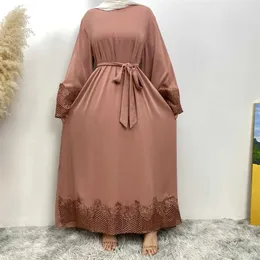 Etniska kläder Mellanöstern Muslimsk kvinnors mode Ny modeklänning Abaya Dubai Elegant spets Abaya -klänning med Belt Womens Islamic Popular Dres T240510