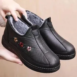 Lässige Schuhe Maogu 2024 Winterrutsch auf Pelzschuh für Frauen wasserdichte Plüsch -Mama -Ladung Chinesische Frau vulkanisieren Zapatos Mujer