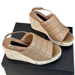 Womens Slingbacks Kleider Schuh Keilplattform Absätze 8cm Sandalen Designer gesteppte Textur Matelasse Oxfords Straw Girl Espadrilles Schnalle Gurt Outdoor Freizeitschuh