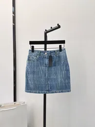 A última saia jeans lavada na letra da primavera e verão