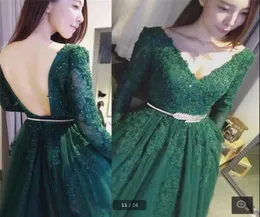 Vestido de baile de renda verde com cinto de ouro Uma linha de manga longa Apliques de miçangas de baile de baile sem costas