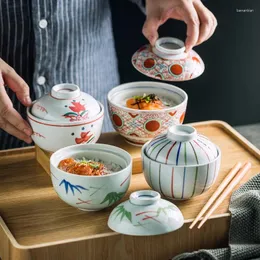 Skålar hushåll keramisk skål med täcker japanska soppan omedelbara nudlar ångat ägg över vattengryta kruka