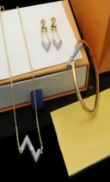 Europa America Fashion Schmuck setzt Lady Womens Goldsilvercolor Metall Gravaved V Initialen Einstellung Diamant Volt Halskette Armband5603826