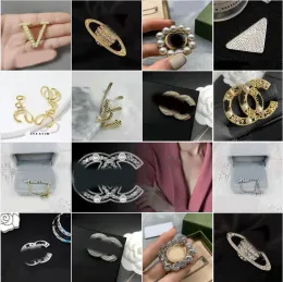 Lüks Marka Tasarımcı Broş Basit Kristal Mektup Broş Pimleri Kadınlar için 18K Altın Gümüş Kaplama Cazibesi İnci Broşlar Erkekler Klasik Göğüs Pim Partisi Düğün Takı