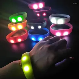 Decorazione per feste da 10 pc LED lampeggiante Bracciale Light Up Braggle Bangle Vice Control Music Activated Glow In the Dark