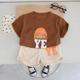 의류 세트 2024 디자이너 아기 소년 18 개월 된 여름 옷을위한 여름 옷 모자 편지 인쇄 짧은 소매 티셔츠 반바지 소년 의상 세트