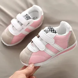 Trend Mode -Sneaker für Kinder koreanische Mädchen Mädchen Softsoled Childrens Sport Schuhe Casual Kleinkind 240430