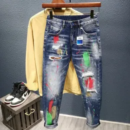 Mens graffiti jeans fashionable spray paint tear holes personalized hip-hop street clothing mens clothing ultra-thin teenage denim Trojan horse 240510