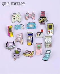 Pins Brosches Game Lovers Pet Handheld Console Robot Gashapon Machines Gamepad över 90 -tals emaljstift -knappmärken276n8158353