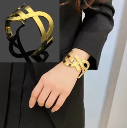 Aldrig blekna guld manschettarmband 18k guldpläterad lyxdesigner armband rostfritt stål för kvinnor smyckesfest smycken topp