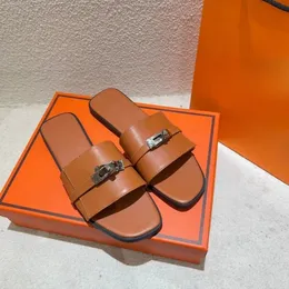 Kadın lüks terlik slaytlar moda tarzı flip floplar sandles tasarımcı ayakkabılar deri sandal slip-on seyahat plajı kauçuk kadınlar düz topuklu havuz kaydırıcılar