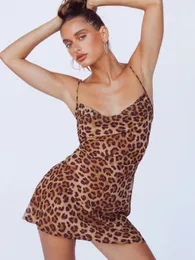 Undefinierte Sommerwomens einfache und modische Hosentüre Leopardendruck Mini Kleid Rückenless sexy Partykleid Nachtclub Kleid Sex 240430
