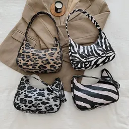 Umhängetaschen Ladies Unterarmtasche Leopard Leder Mode Frauen kleine Handtasche Einkaufen Achsel Summer Frau Vintage Clutch