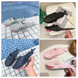 Nowy najlepszy projektant kreatywny dziwaczny rekin czarny biały zielony szary sandały rodzina rodzic-dziecko Zużycie na zewnątrz letniego anty wewnętrznego sandały Baotou pary kapcie plażowe