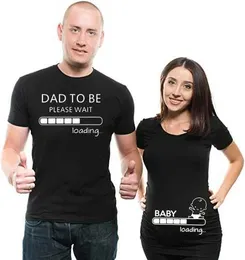 Kvinnors t-shirt mamma pappa lastning vänligen vänta tecknad tryckt tshirt toppar par gravid tillkännagivande camisetas moderskap tshirt familj t t240510