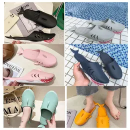 Projektantka kreatywna i dziwaczna rodzina sandałów rekinów do noszenia na zewnątrz letniego przeciw poślizgu sandały Baotou dla par plażowych