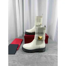 Valentine Slim aparece feminino V Valentines Boots V-buckle VT Luxury e alto no topo Combinando botas super versáteis clássicas de moda inteligente sapatos de moda