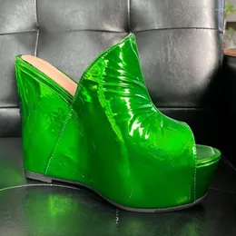 샌들 2024 여성 플랫폼 노새 특허 섹시 웨지 힐 둥근 발가락 아름다운 녹색 캐주얼 신발 숙녀 us plus 사이즈 5-20