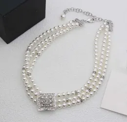 Luxury Quality Charm Choker Pendant Halsband med glittrande diamant- och naturskalpärlor i silverpläterade flera lager har stämpelbox PS3611b