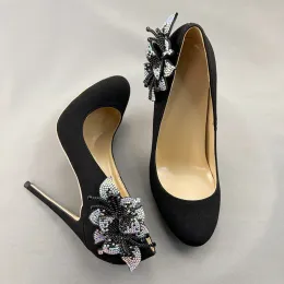 Bling Flowers reúne saltos altos em volta do dedo do dedo do dedo feminino Sapatos de boate de festas femininas brilhantes escorregamento estreito em sapatos mulheres grandes tamanho 33-45