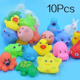 10pcsset Animali carini che nuotano giocattoli in acqua per bambini morbido float in gomma Sound cigolare giocattolo da bagno per bambini 240510