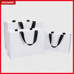 غلاف الهدايا 20x مطبوعة أبيض حقيبة التسوق مع مقبض الشريط الأسود المستخدمة في بوتيك الملابس والهدايا التعبئة والتغليف 240511