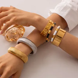 Schwarz -Weiß -Manschette PVD PVD Gold plattiert Edelstahl glattes Tropfen Öl Klassisches Armband für Frauen