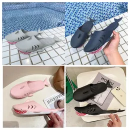 2024 Top Designer New Top Creative keirky Shark Black Green Green Grey Gray Wear-Child Wear Outside Summer Anti Indoor Baotou Sandals Clippers Beach Slippers