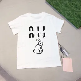 Yaz Beyaz Çocuklar Bebek T-Shirt Lüks Tasarımcı Sevimli Baskılı% 100 Pamuk Moda Kızlar ve Erkekler İçin Üstler Spor T-Shirt