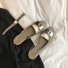 Sıradan Ayakkabı Metal Dekorasyon Kadınlar Kare Ayak parmağı Düz ​​Parlak Zapatos Para Mujer Kayış Deri Süper Moda Zapatillas