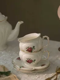 Fincan tabakları retro gül desen kahve fincanı set seramik Avrupa tarzı çaydanlık serbest boya çiçek çay bardaklar ev yüksek görünümlü su kupası